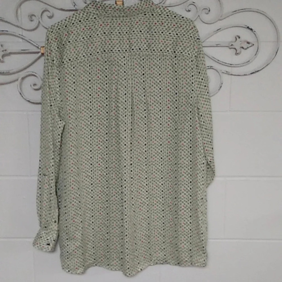 LIZ CLAIBORNE SILK LIKE, LONG SLEEVES WITH ROLL UP TABS  BLOUSE TUNIC TOP - Picture 3 of 6